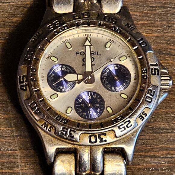Vintage FOSSIL Blue BQ 9022, 100 Meters 330 Ft Water Resistant - Picture 2 of 5